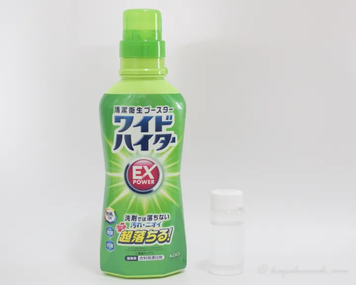 ワイドハイター EXパワーの容器と、ガラスのサンプル瓶に入れた粉末。