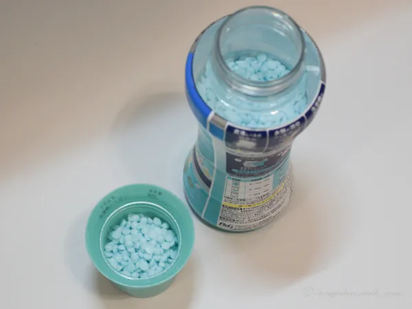 レノア 煮沸レベル消臭抗菌ビーズのフタを開け、半球状のビーズが見えている様子