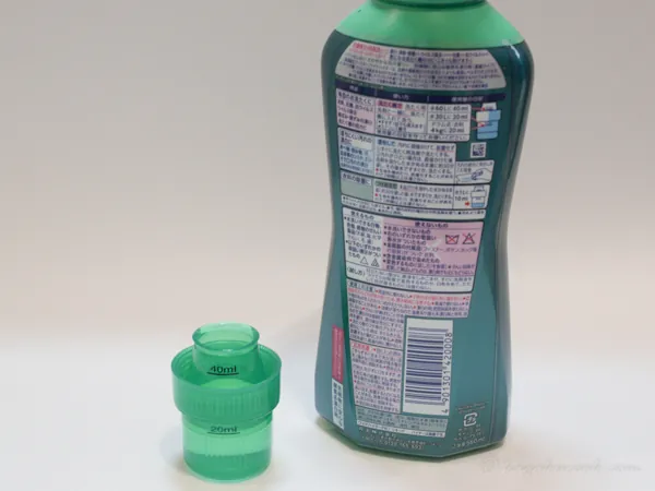 ワイドハイター PRO リキッドのキャップを外して注いでいる様子