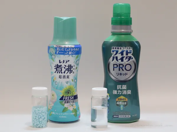 2つの消臭専用ジェルの代用品について、ボトルと中身を入れたガラス瓶を並べて撮影した写真